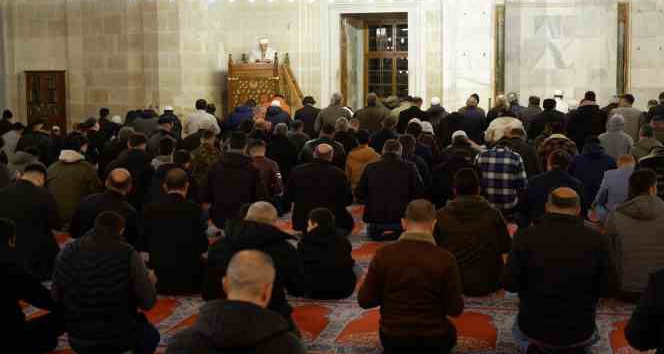 Eller depremzedeler için semaya kalktı