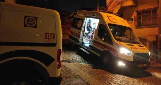 Babasına öfkelendi, yumruk attığı cam elini kesti