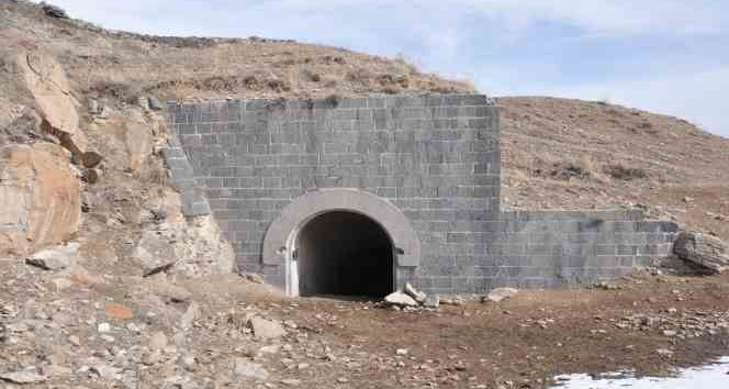 Kars’ta 150 yıllık tarihi sığınak yok oluyor