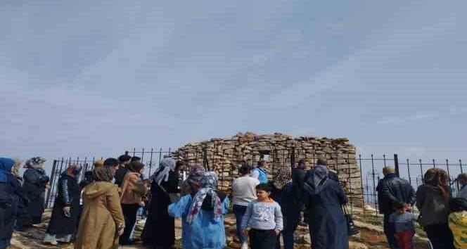 Siirt’te misafir edilen depremzede aileler ve çocukları kentin tarihi ve kültürel yerlerini gezdi