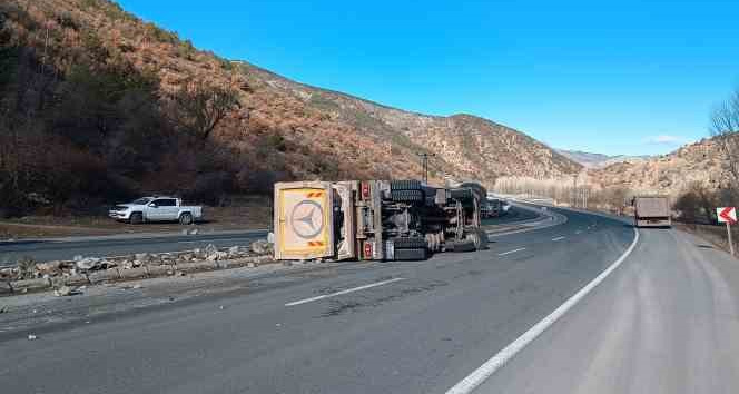 Taş yüklü kamyon devrildi, yol ulaşıma kapandı
