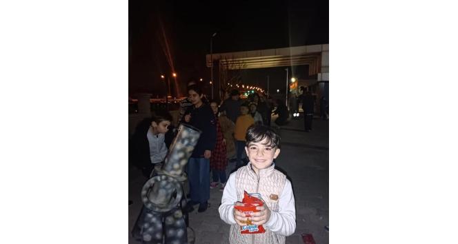 Depremzede küçük misafirler gökyüzünü gözlemledi