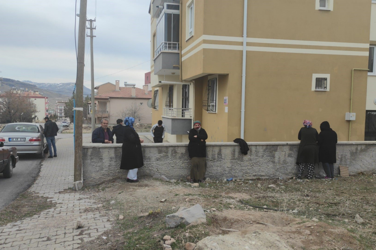 Kayseri'deki deprem Develi'de vatandaşı sokağa döktü