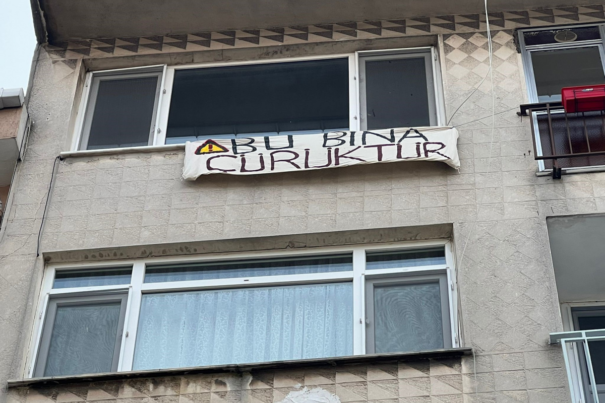Kadıköy’de evi boşaltan kiracıdan vatandaşlara pankartlı uyarı: &#039;Bu bina çürüktür&#039;
