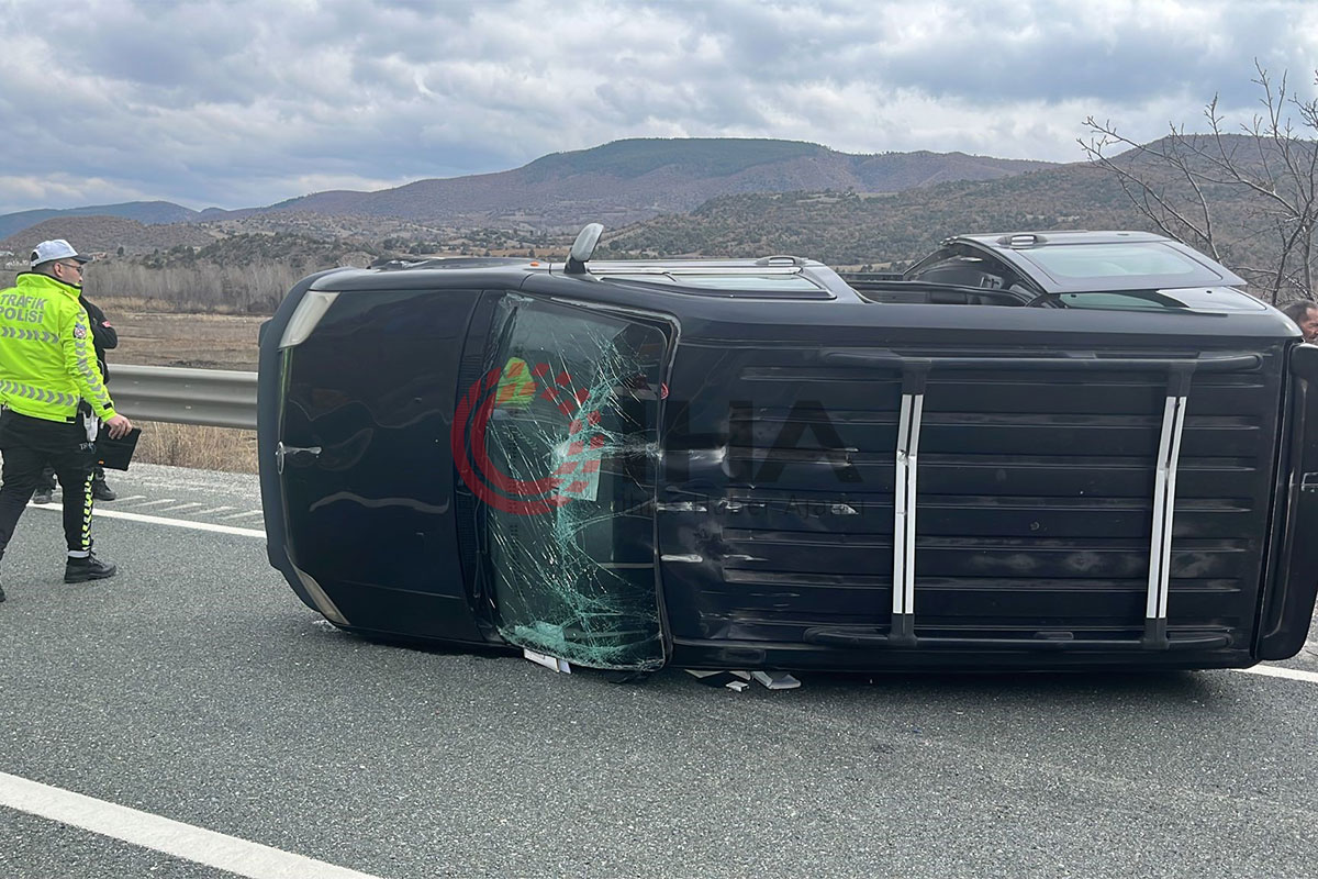 D100'de bariyerlere çarpan hafif ticari araç yan yattı: 3 yaralı