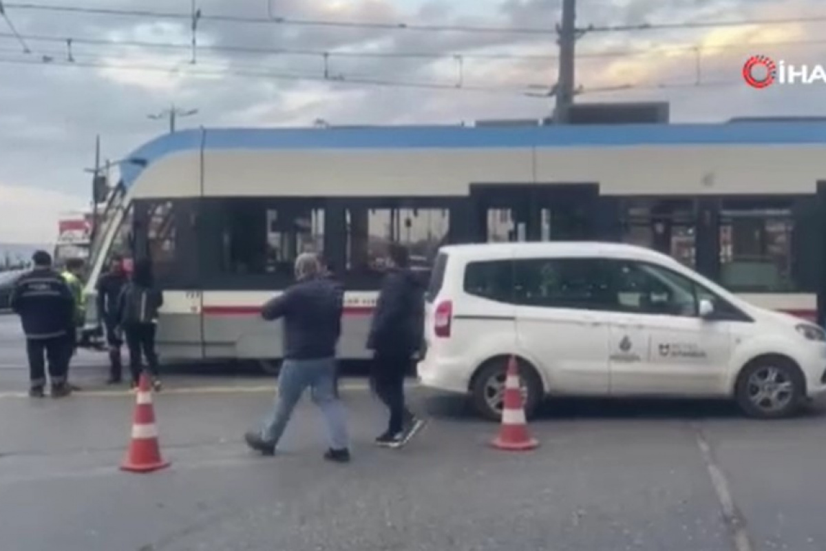 Sirkeci’de tramvay raydan çıktı, yolcular büyük panik yaşadı