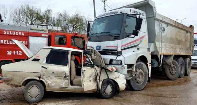 Suluova’da üç aracın karıştığı kazada 2 yaralı
