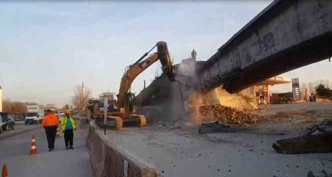Edirne’de asırlık tren yolu üst geçidi yıkıldı