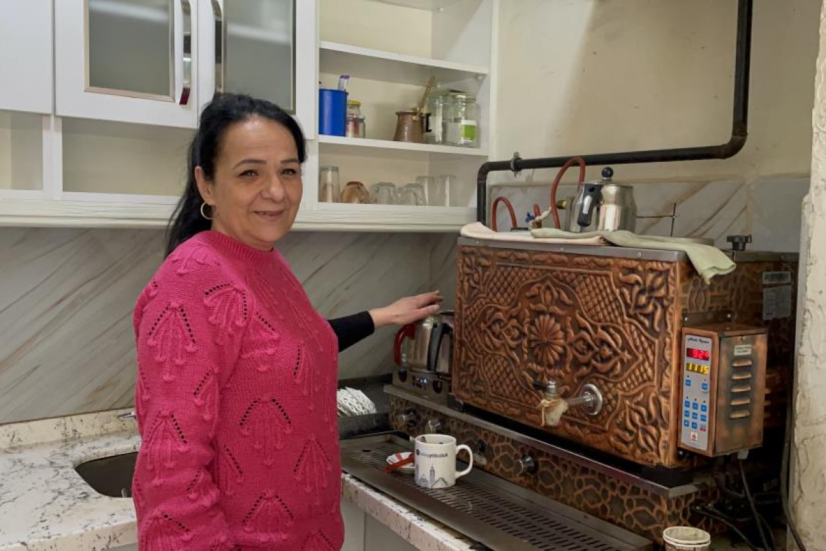 Üç yıl önce devraldığı çay ocağını işleterek geçimini sağlıyor