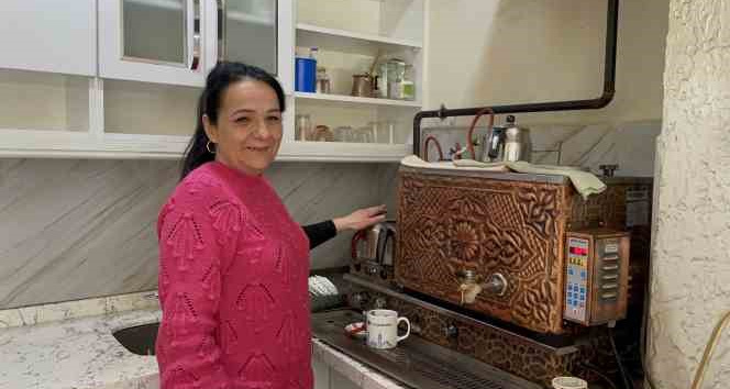 Üç yıl önce devraldığı çay ocağını işleterek geçimini sağlıyor