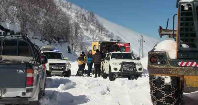 Kar nedeniyle 30 gündür yolu kapalı olan köye ulaşılarak acil hastalar hastaneye nakledildi