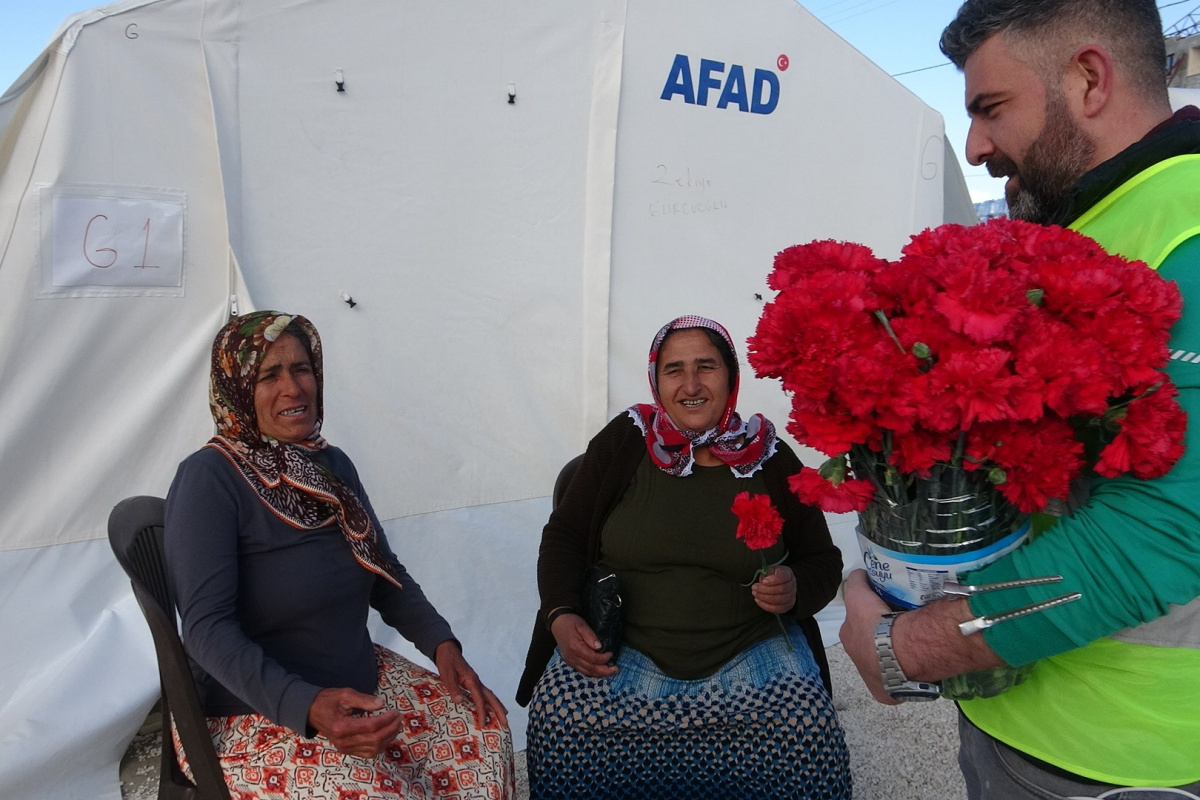 8 Mart sürprizi çadır kentteki kadınların yüzünü güldürdü