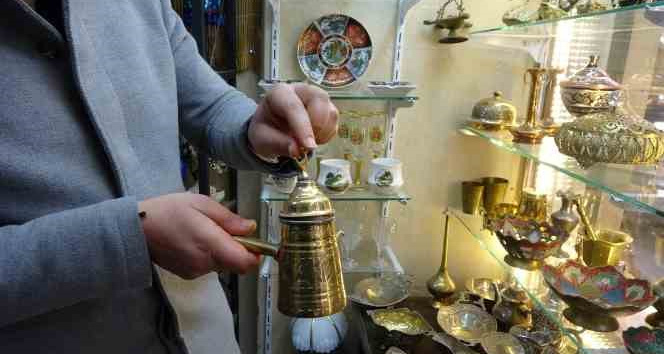 Anne ve babasının antika merakı önce hobi, sonra gelir kapısı oldu