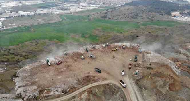 Kahramanmaraş’ta enkaz dağları yükselmeye devam ediyor