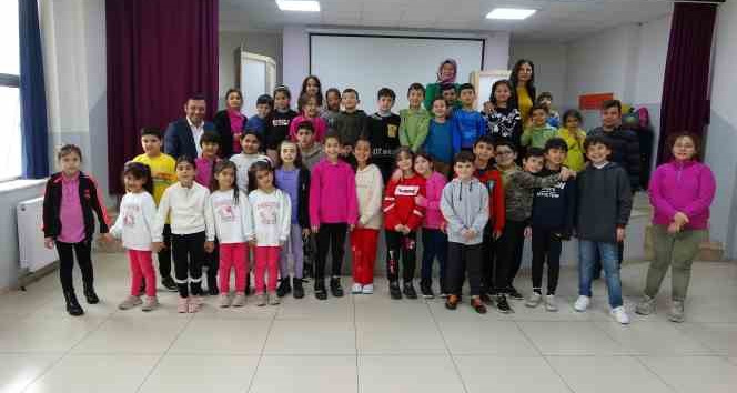 Isparta’da eğitim gören depremzede çocuklara drama etkinlikleriyle yaşadıkları travmalar unutturuluyor