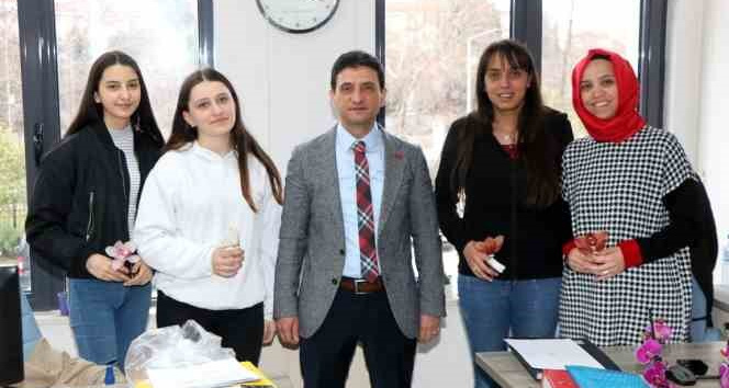 Müdür Parıldar, personellerinin Kadınlar Günü’nü kutladı