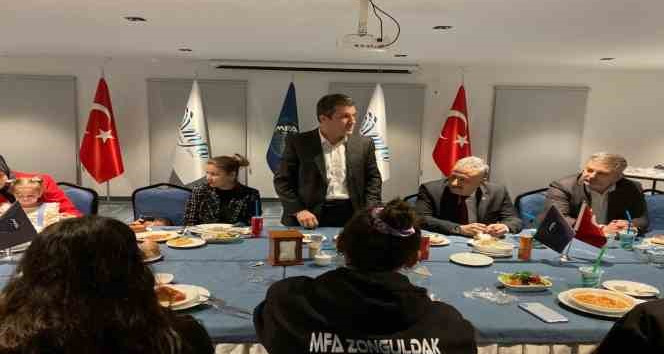 Takıma moral verdiler, kadınlar gününü kutladılar