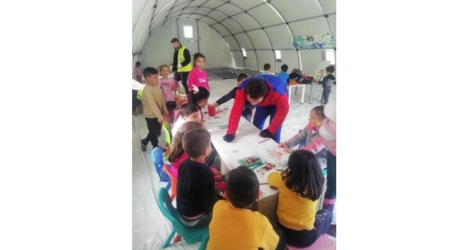 Deprem bölgesinde ’Örümcek Adam’ karakteri ile çocukların gönlüne dokundu