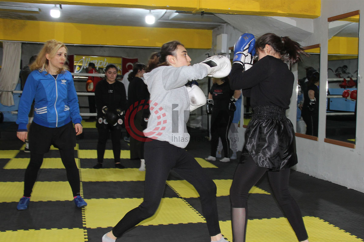 Kadınlar, şiddete karşı kick boks ve muaythai öğreniyor