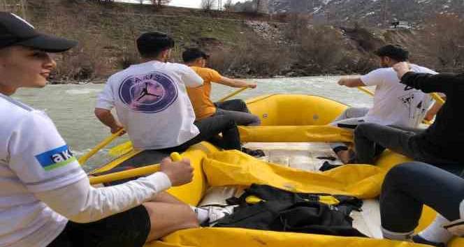 Şırnak’ta raftingciler kadınlar için kürek çekti