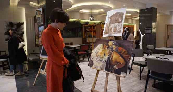 Ressamlar tablolarını depremzedelere destek için görücüye çıkardı
