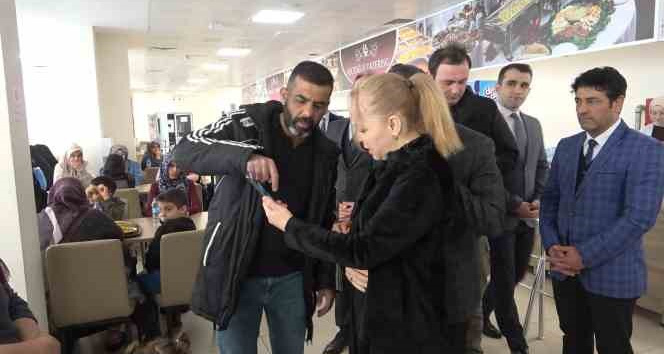 Valinin öğretmen eşi eski öğrencisinin depremde hayatını kaybettiğini yıllar sonra gördüğü ailesinden öğrendi