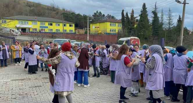 Tekstil çalışanları ‘Kadınlar Gününü’ oynayarak kutladı