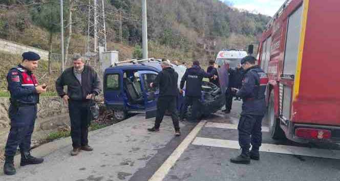 Otomobilde sıkışan yaralıları kurtarmak için zamanla yarıştılar