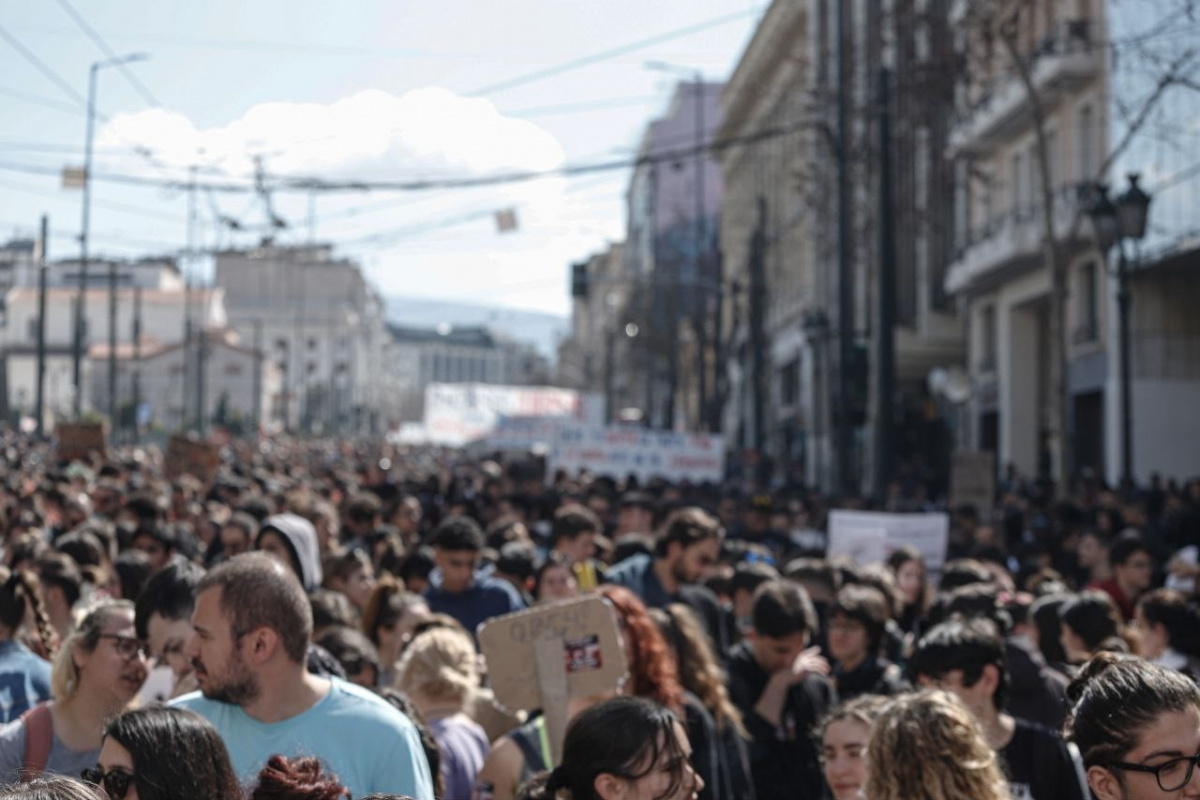 Atina&#039;da 50 bin kişi tren kazasını protesto etti