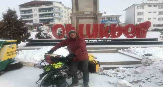 Alman gezgin bisikletiyle çıktığı dünya turunda 5 bin kilometre pedal çevirip Erzincan’a geldi