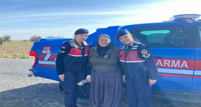 Jandarmadan Kadınlar Günü’nde karanfilli kutlama