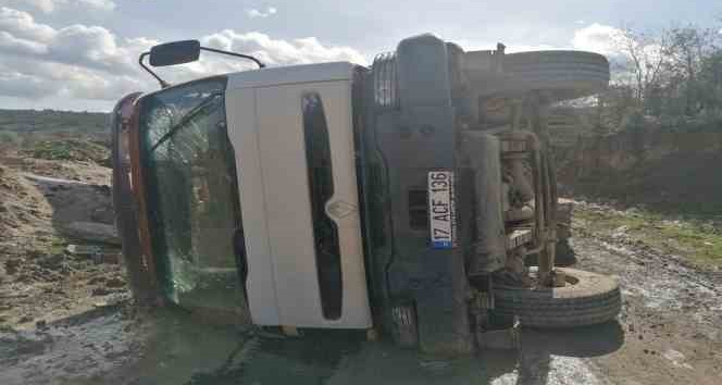Çan’da mıcır yüklü kamyon devrildi