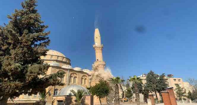 Kilis’te depremde zarar gören caminin minareleri kontrollü şekilde yıkıldı