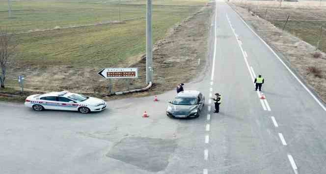 Aksaray’da trafik jandarması trafiği havada denetliyor