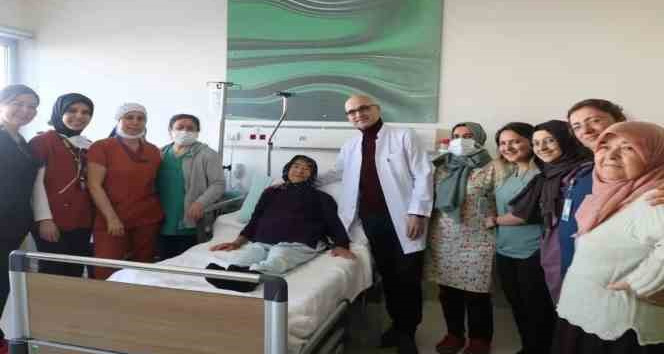 Karın ağrısı yaşayan 89 yaşındaki hastadan 35 santimetrelik kitle çıktı