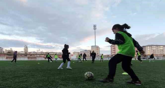 Ardahan Kura Spor Kadın Futbol Takımı hazırlıklarını sürdürüyor
