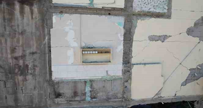 Yıkılan binadan dikkat çeken görüntü: Raftaki fincanlar olduğu gibi kaldı