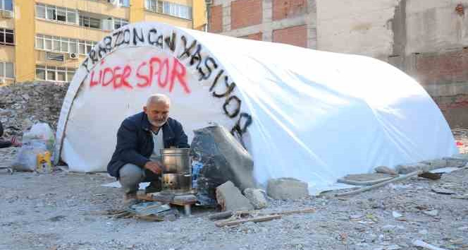 Kurduğu çadırla farkındalık oluşturmaya çalıştı