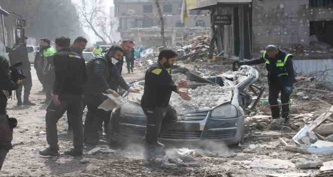 Enkazdan çıkardıkları otomobili elleriyle temizlediler