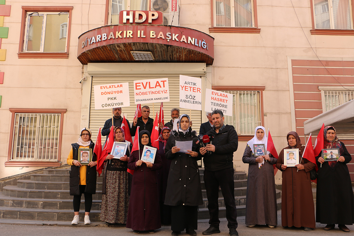 Evlat nöbetindeki ailelerden AYM’nin HDP kararına tepki
