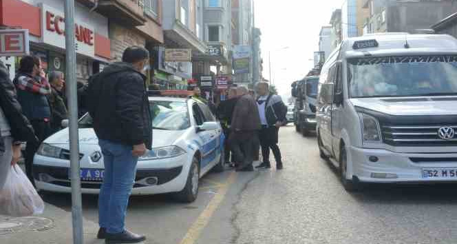 Yolun karşısına geçerken otomobilin çarptığı genç kız yaralandı