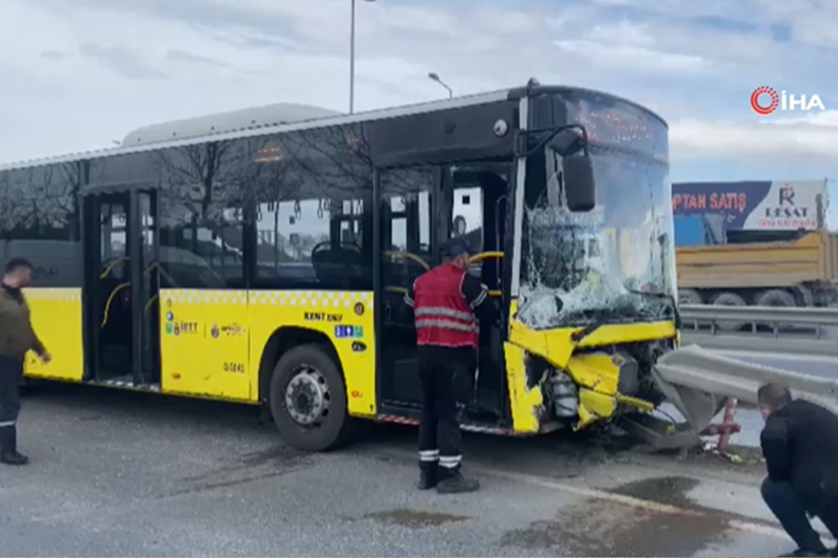 İETT otobüsü bariyere çarptı, 4 kişi yaralandı