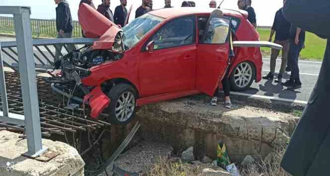 Sürücüsünün direksiyon hakimiyetini kaybettiği araç bariyerlere saplandı: 4 yaralı