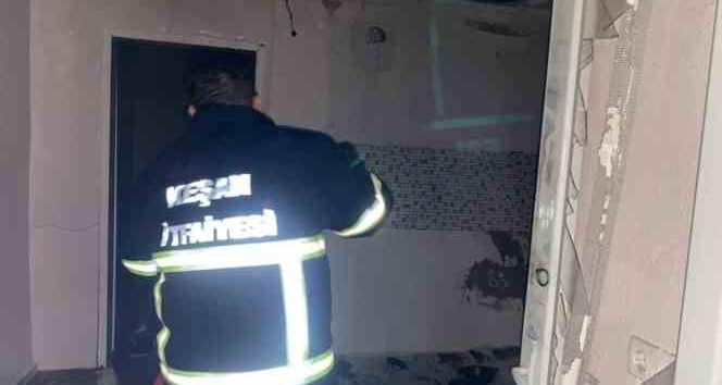 Hapisten yeni çıkan eşiyle tartıştı, evini ateşe verdi