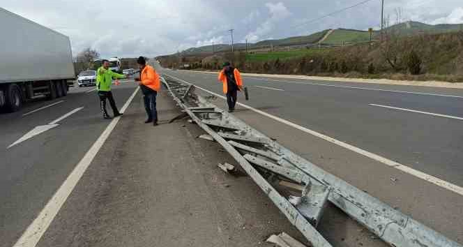 Lastiği patlayan tır bariyerlere daldı