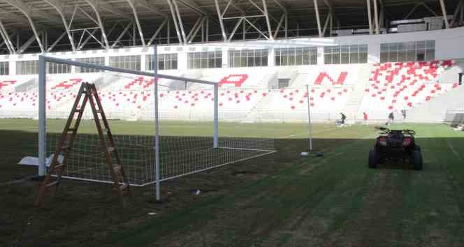 Karaman’ın yeni şehir stadyumunun kale direkleri takıldı, saha çizgileri de çizildi