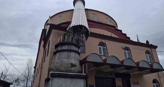 Fırtına caminin minaresini yıktı, korku dolu anlar yaşandı