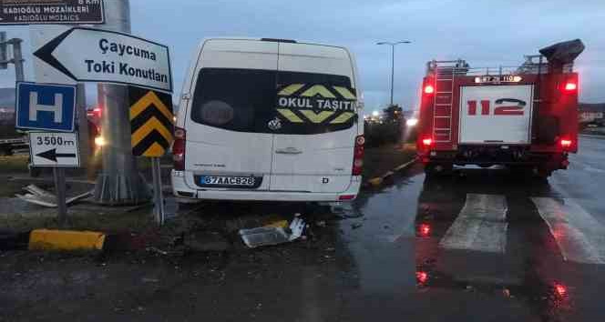 Minibüs önündeki otomobile arkadan çarptı: 1 yaralı