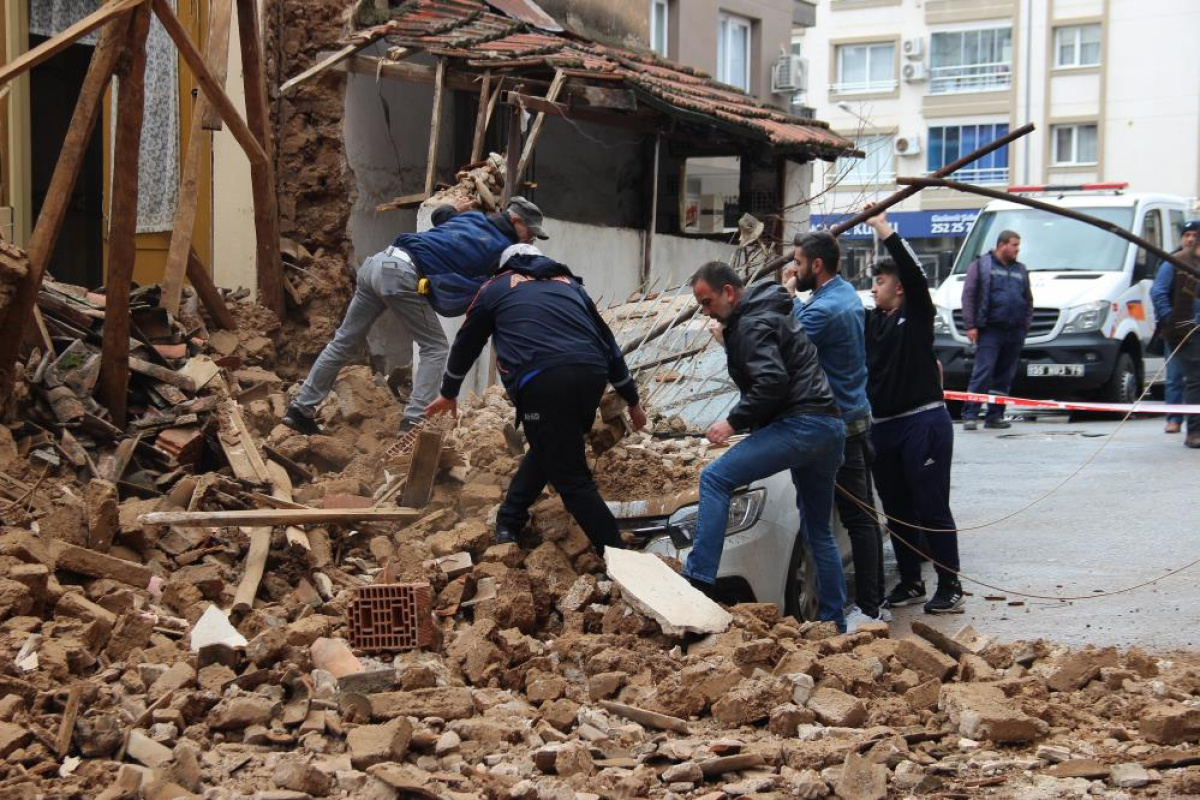 İzmir&#039;de metruk bina bir aracın üstüne çöktü