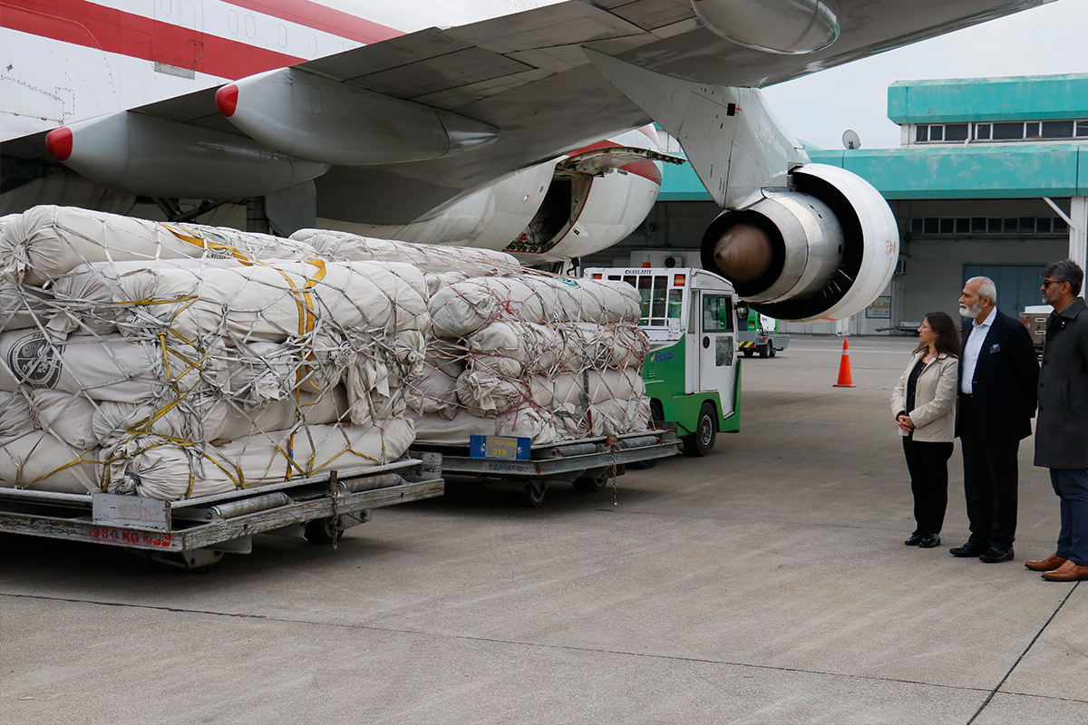 Pakistan'dan Türkiye'ye 90 ton ağırlığında kışlık çadır geldi